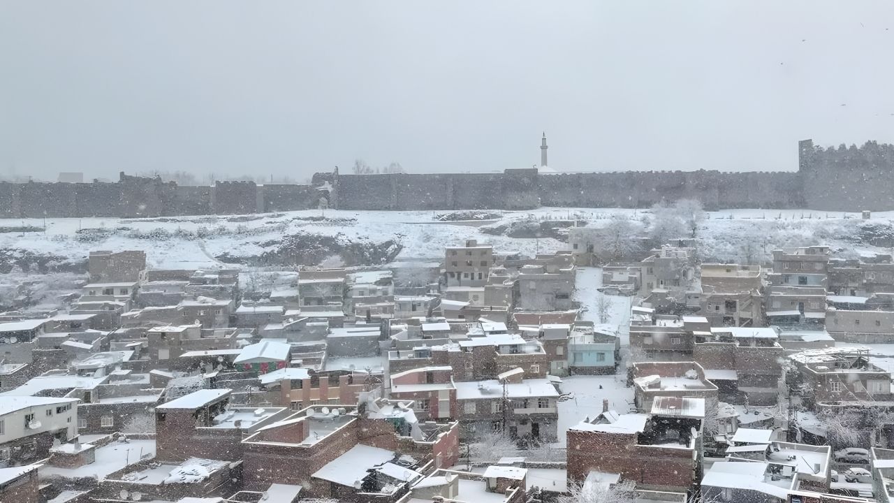 Diyarbakır’da Ulaşım Durdu, Tarihi Surlar Beyaza Büründü!