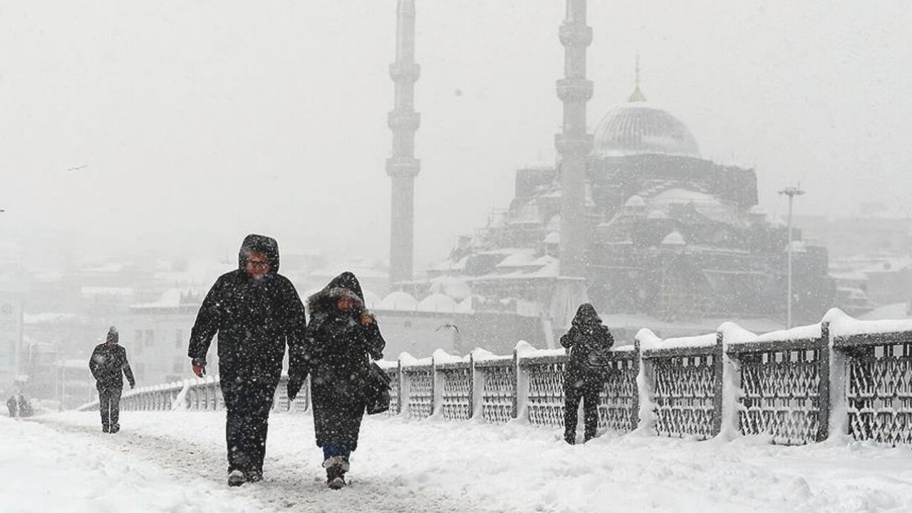 İstanbul Beyaza Büründü: "Kuvvetli Kar" Uyarısı Geldi!