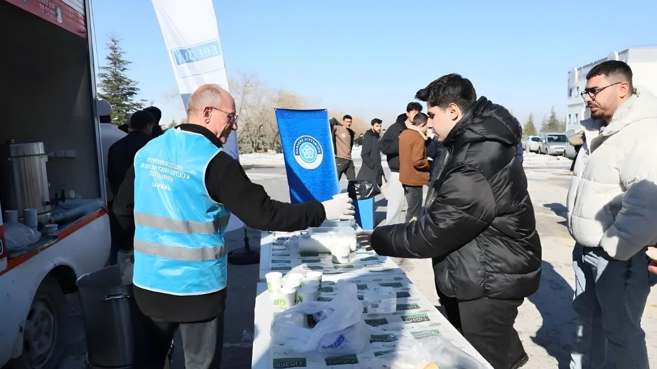 Konya'da Öğrenciler Unutulmadı: Sıcak Çorba Ve Çay İkramı