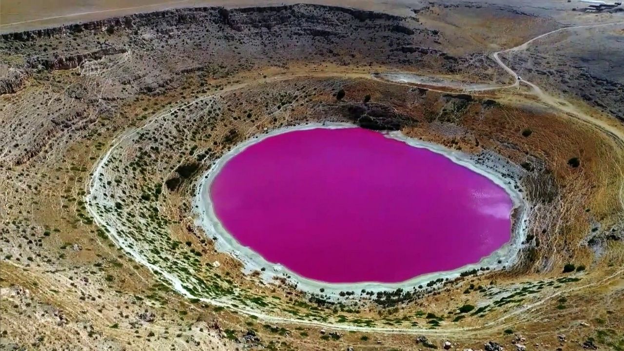 Konya'nın 'Pembe İncisi' Meyil Obruğu Tamamen Kurudu: 50 Yıllık Doğa Mirası Toz Oldu!